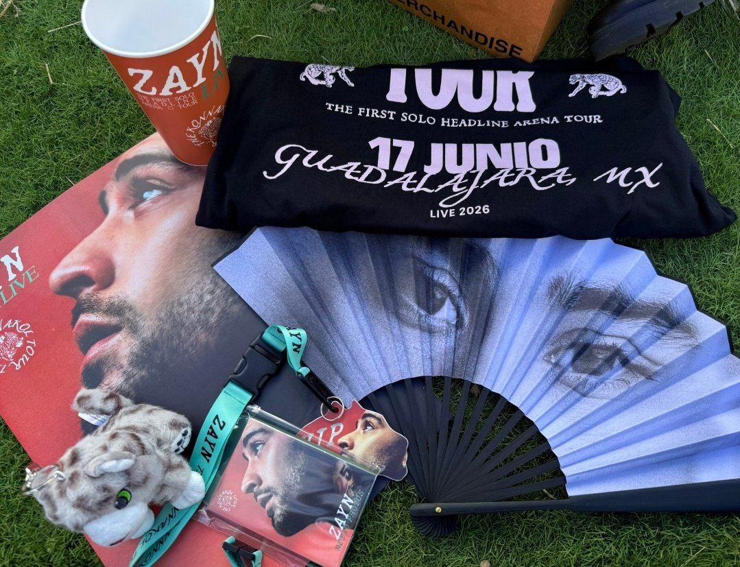 ZaynNewsBRA's tweet photo. Brindes do VIP + Merchandise oficial e exclusiva para o show da #TheKonnakolTour, em Guadalajara, no México! 

Via: tastethebluezh https://t.co/p3HUAxoQEi
