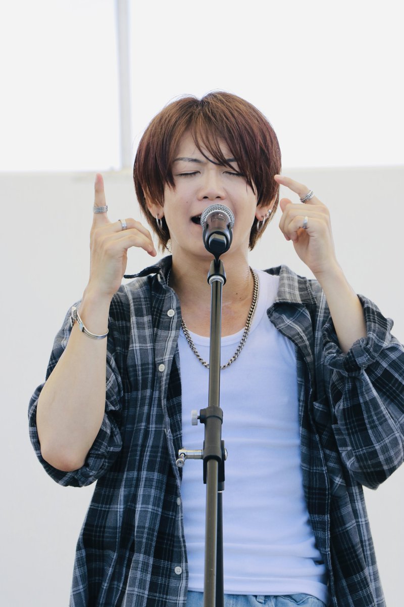 YUYA_ARCHER's tweet photo. 3枚目🎤にピント当たってて、ピンボケしたけど、めっちゃ好き♡
たまに出ちゃう無表情が人間くさくて好き🤣
BANQUETの時、ずっと頑張って笑顔作ってるの見てきてたから。
素で居られるこの空間が幸せ♡

※優矢の写真の二次利用禁止🈲

次回ライブ🎤
6/28 アリオ上尾

 #優矢  #安藤裕也 https://t.co/w6dgNJM4J1