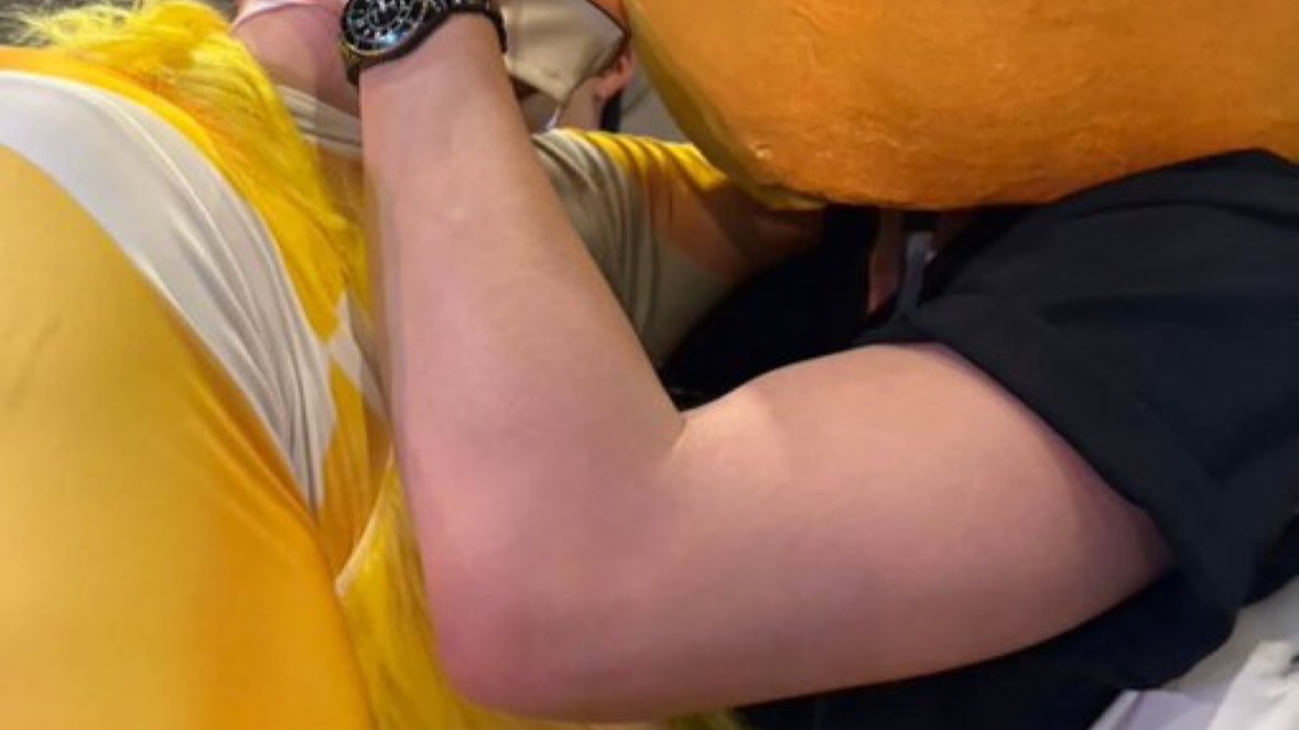 pondlvsphuu's tweet photo. mi amor que brazotes 😍😍😍 ahorcame y pegame dime a soy tu puta q se yo https://t.co/zLwFzh31Bf