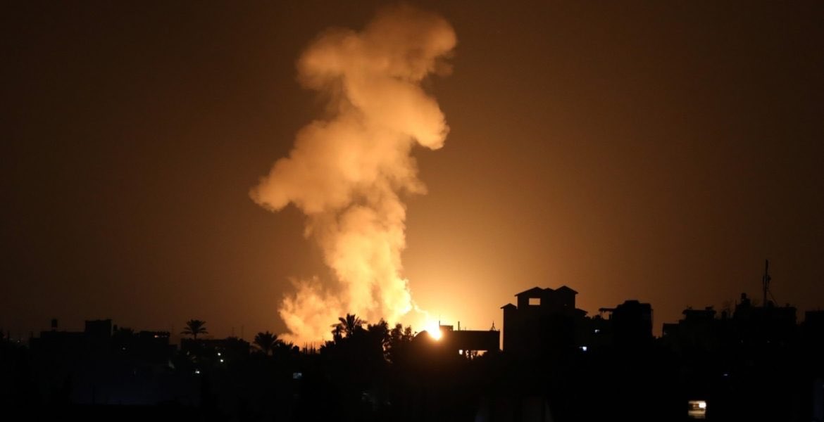 AbujomaaGaza's tweet photo. 🚨Israeli occupation forces are carrying out massive strikes, destroying homes and residential buildings in Khan Younis.. https://t.co/CzxQaTBl2Q