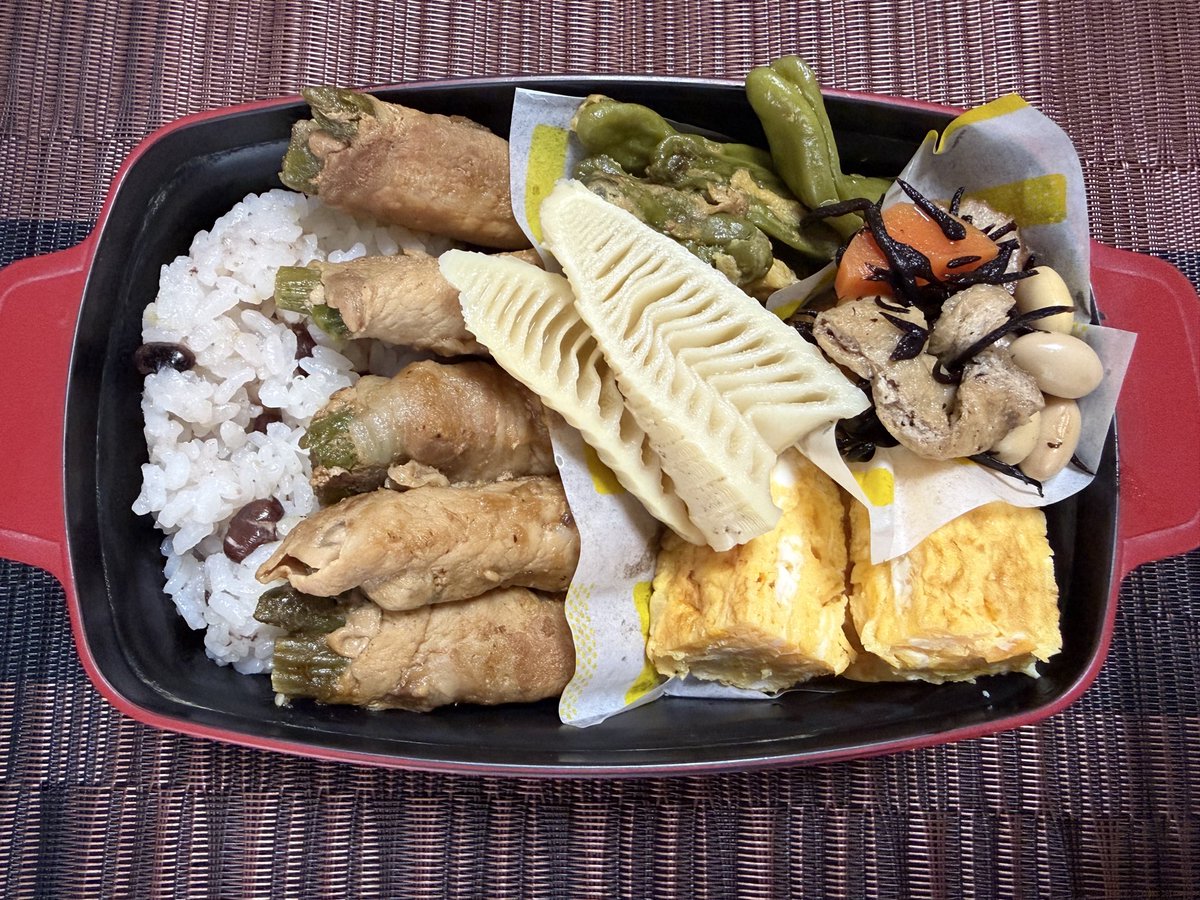 sumatraomi's tweet photo. 今日弁当🍱

アスパラ肉巻き
筍出汁煮
出汁巻玉子
ししとう玉子炒め
ひじき五目煮

#お弁当
#お弁当生活
#お弁当記録
#お弁当日記
#お弁当おかず
#おべんとう https://t.co/sP1DsEZVCa