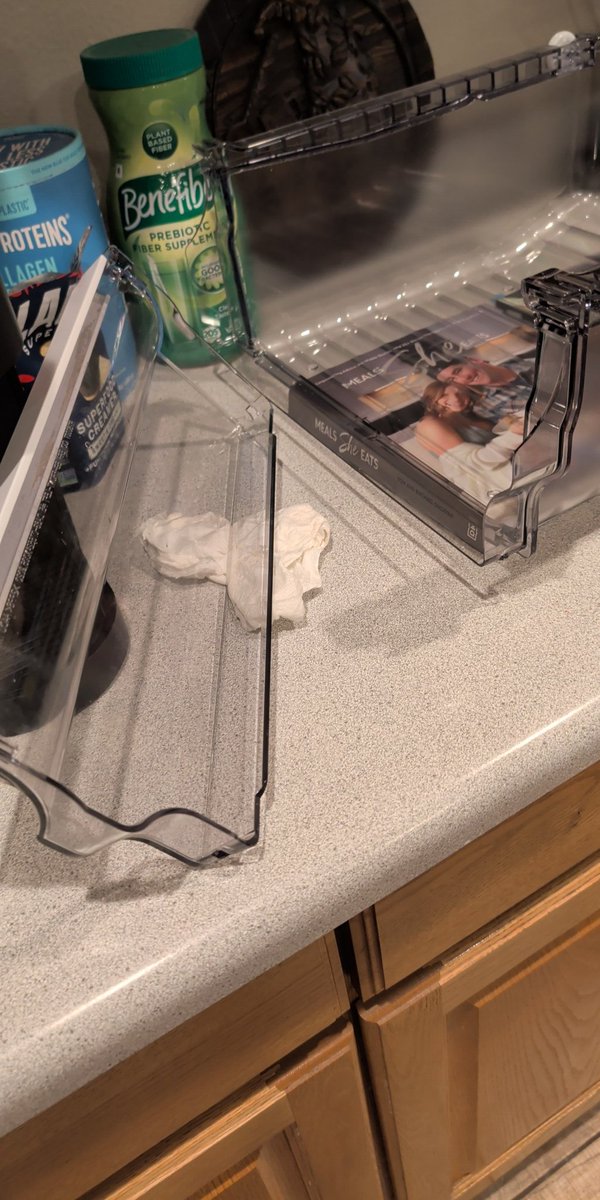 MASTAKAZ's tweet photo. @Samsung whoever designed these stupid drawers in your fridges needs to both be fired and banned from any design industry ever!! https://t.co/2HuHDsMXzW