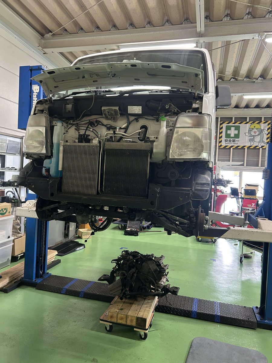 nb8c_5's tweet photo. キャリーって冷却水抜けづらいよね〜〜〜
死ぬほど垂れてきていて癇癪を起こしている。 https://t.co/gI7Ur1FtVP