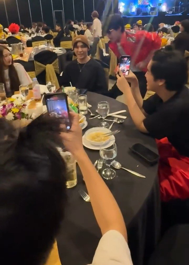 nini_whheart's tweet photo. #GMMTVOuting2026 

Imagine Krist be telling the Riser kids to take good care of his P'Sing 
The kids : 😂😂😂 https://t.co/DFZnUFmuCd