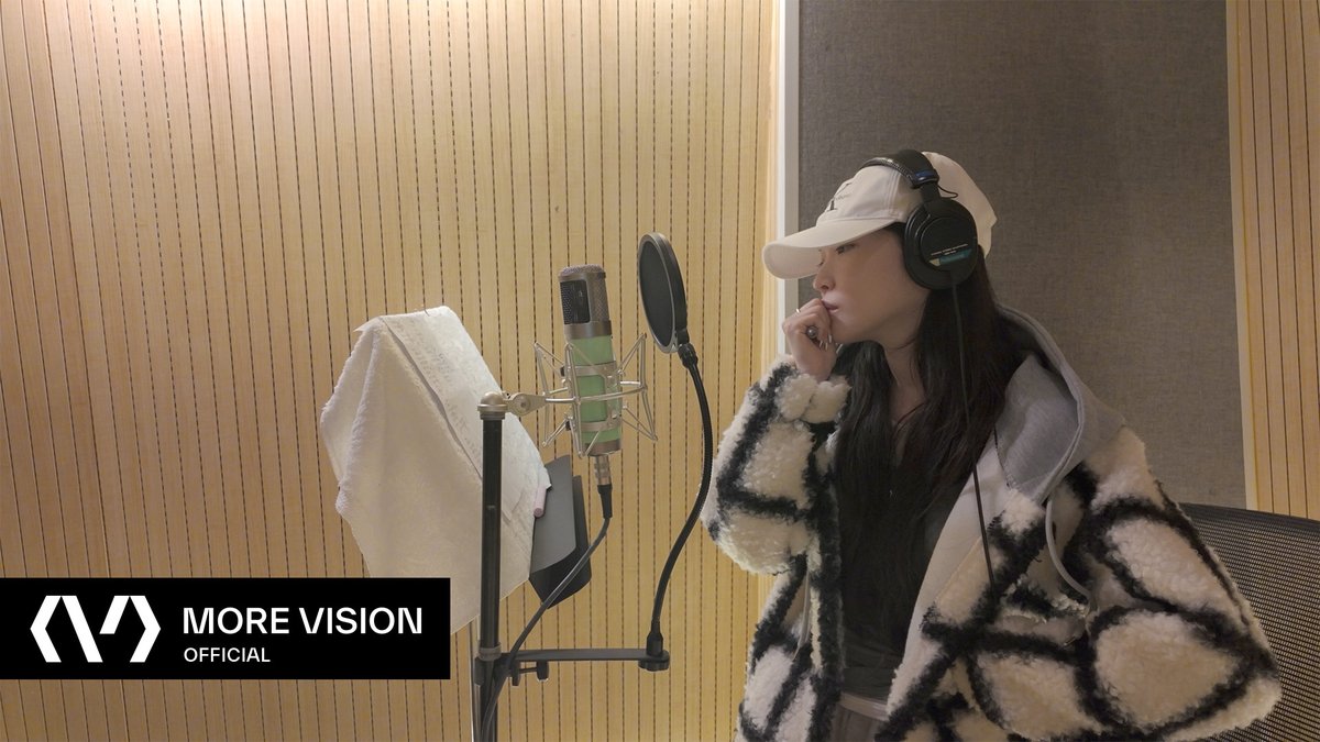 CH_CHUN9HA's tweet photo. CHUNG HA 청하ㅣ I.O.I  '그때 우리 지금' Recording Behind 🎙️

🎬 https://t.co/dfZjbSCIeV

#CHUNGHA #청하
#MOREVISION #모어비전
#아이오아이 #ioi https://t.co/GDXKXWiymH