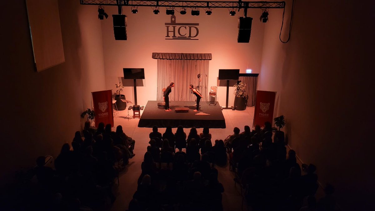 ZNVISION's tweet photo. Con una gran convocatoria, vecinos y vecinas disfrutaron de una nueva función del ciclo de Teatro Independiente en el Honorable Concejo Deliberante https://t.co/YToE8gbum7 a través de @znvision https://t.co/ERtDdputNh