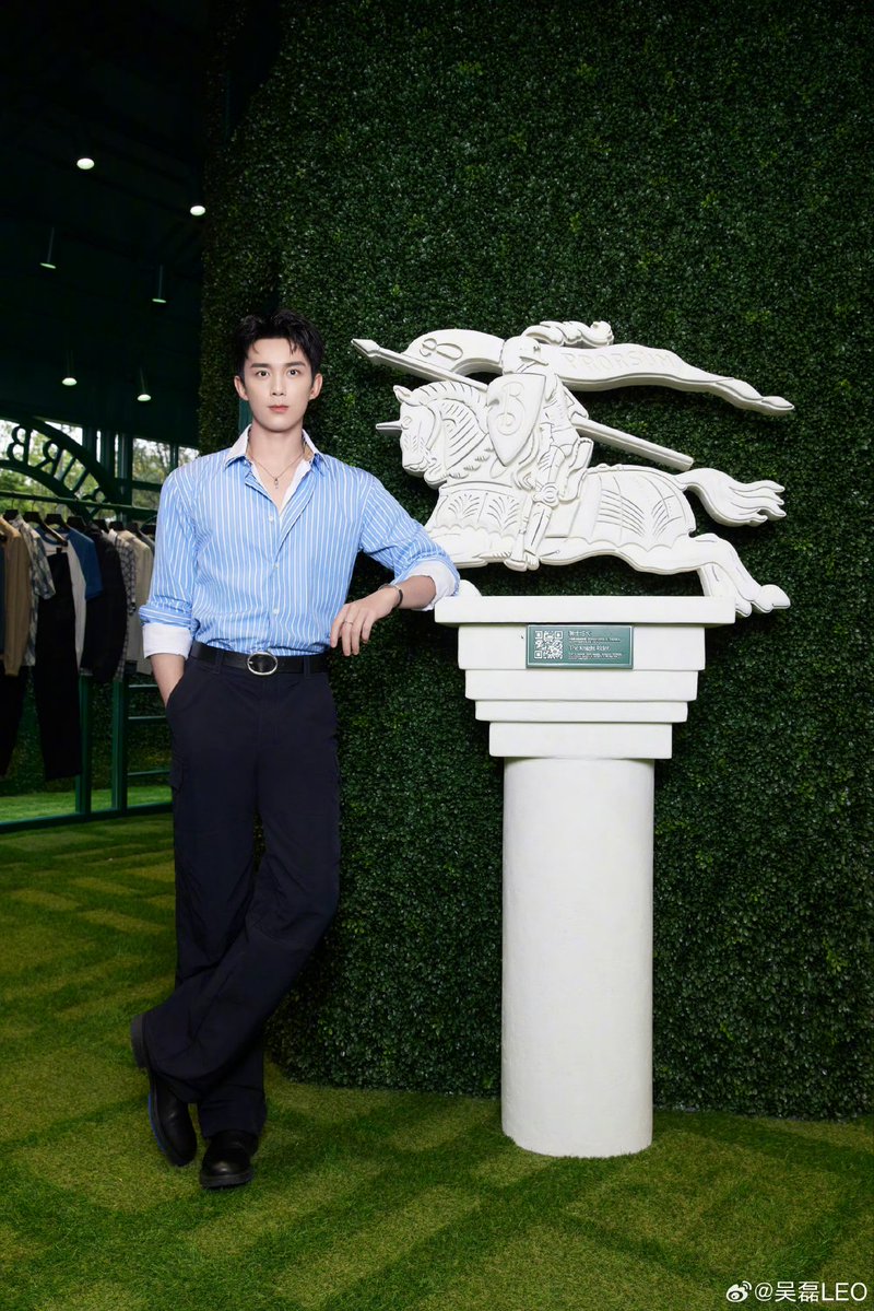 ThaiLeiMiWulei's tweet photo. 𝟭𝟴.𝟬𝟲.𝟮𝟬𝟮𝟲 | [ 𝗟𝗘𝗜𝗟𝗘𝗜 𝗨𝗣𝗗𝗔𝗧𝗘 ] 

เหล่ยเหลยโพสต์  🐎
🌿ท่ามกลางความเขียวขจี สู่มนตร์เสน่ห์แห่งฤดูร้อนของ burberry🍀

🖇 :https://t.co/uv3pVYpukx
📃 : Trans. [1/2]
-
#อู๋เหล่ย #WuLei  #吴磊 #leowu 
#吴磊LEO #Thaileimiforwulei https://t.co/whL83K0wsz