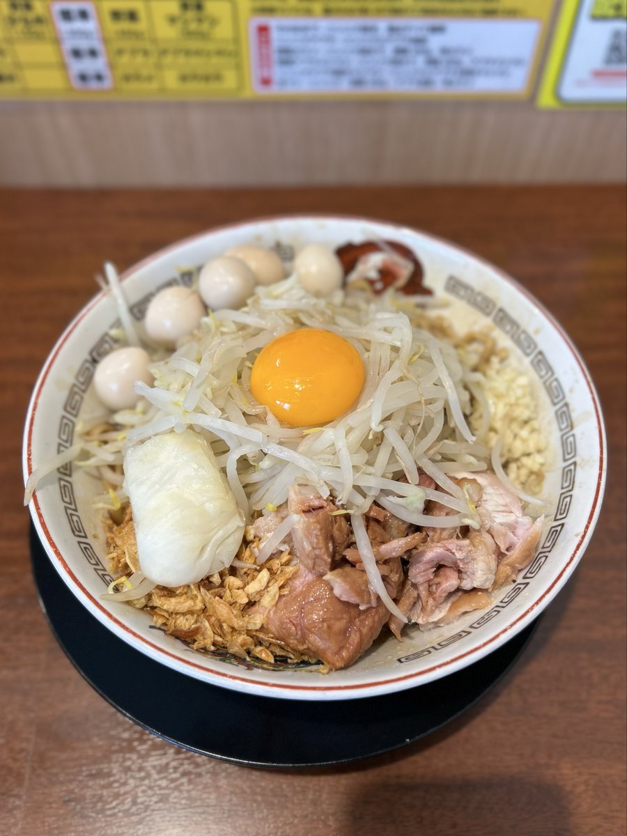 ab85484275's tweet photo. 豚山 本八幡店で、小汁なし＋ニンニク少なめ＋ウズラ。白い塊はアブラではなくキャベツ😅汁なしは最初はそのまま麺を引っ張りだし、途中でマゼマゼがジブンの流儀。ラーメン、つけ麺より少し甘味が強いタレが特徴的でコレもウマイ。今回でレギュラーメニュー制覇だ！ https://t.co/whRvkMOtbG