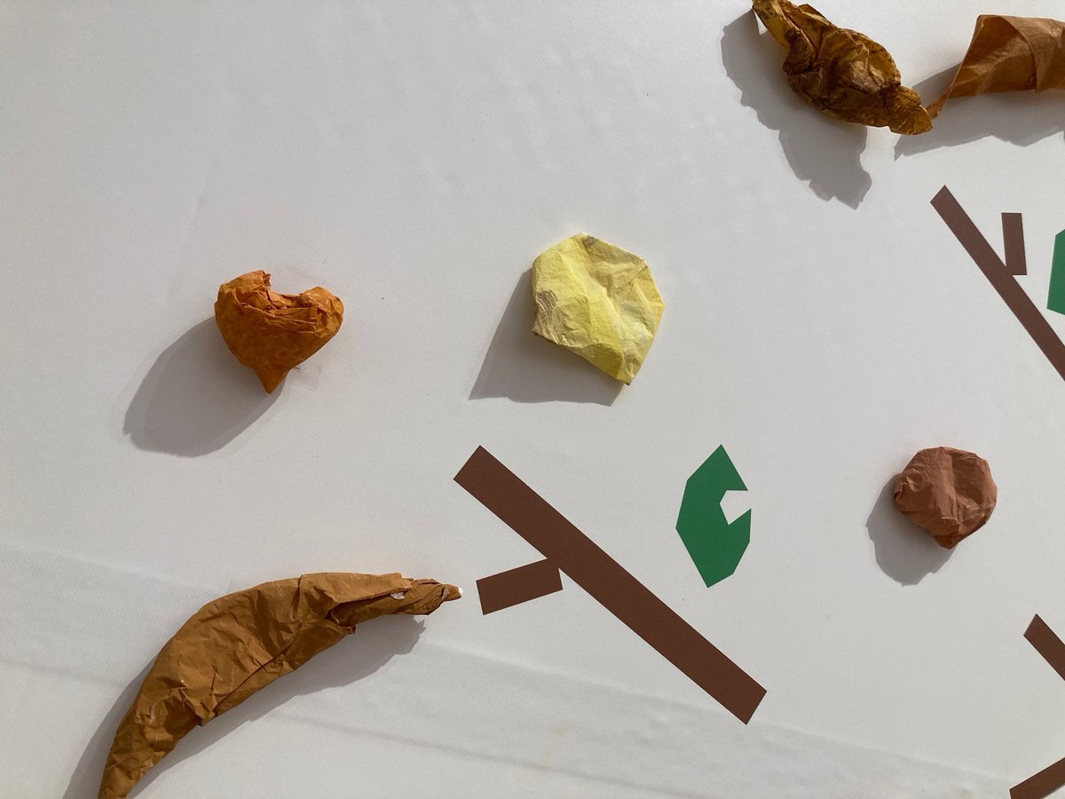 niitsuartmuseum's tweet photo. 絵本『からすのパンやさん』のコーナーには、来場者が思い思いに「たのしいおもしろいパン」を作ることができる工作スペースがあります。
写真は、みんなが作ったパンを飾る「みんなのパンやさん」コーナー。平日の夕方には、こんなふうにパンでいっぱいになります。
#新津美術館 #絵本ミュージアム https://t.co/STZo1oXfrx