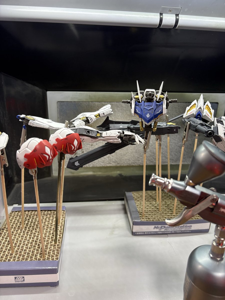 BB8ASTROMEC8's tweet photo. いざコーティング。。。
#MGガンダムバルバトスルプス https://t.co/n42Z8fQOPt