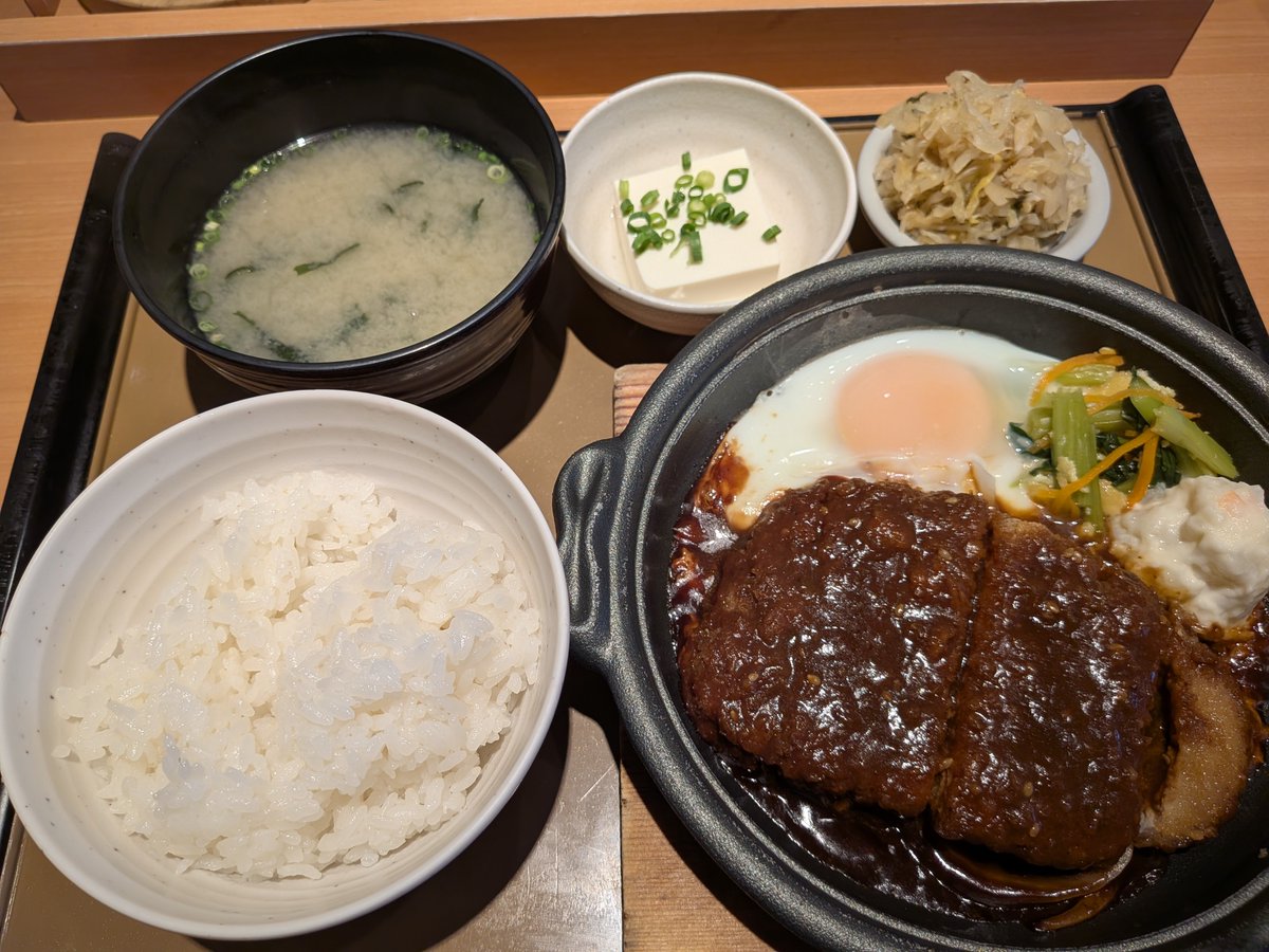 fuudann's tweet photo. やよい軒の味噌かつ煮定食
最後はダシ茶漬けでお腹一杯。うまし https://t.co/bcLURc0dT7