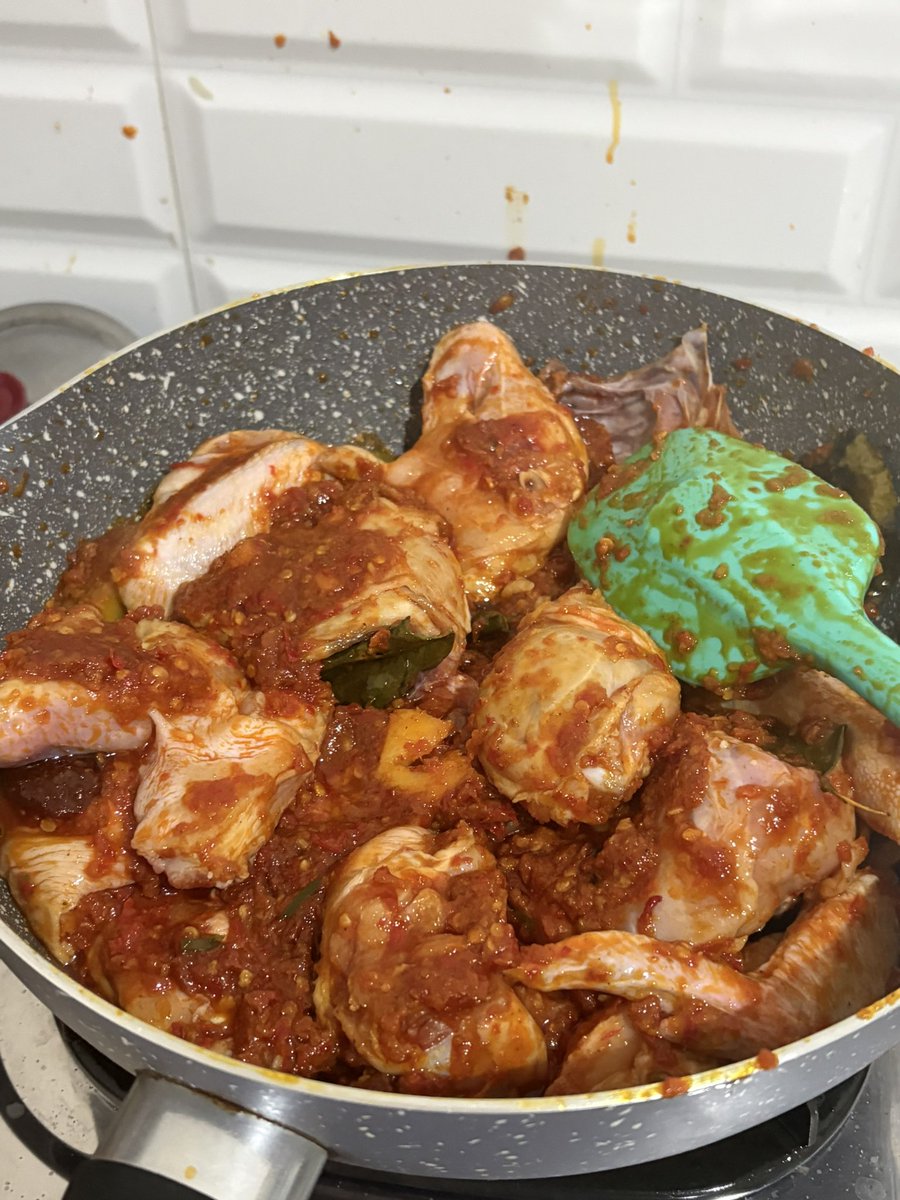 cookingbananah's tweet photo. Jam segini udh selesai ungkep ayam bakar pedas manis🤤 https://t.co/2E6EUMkKQ1