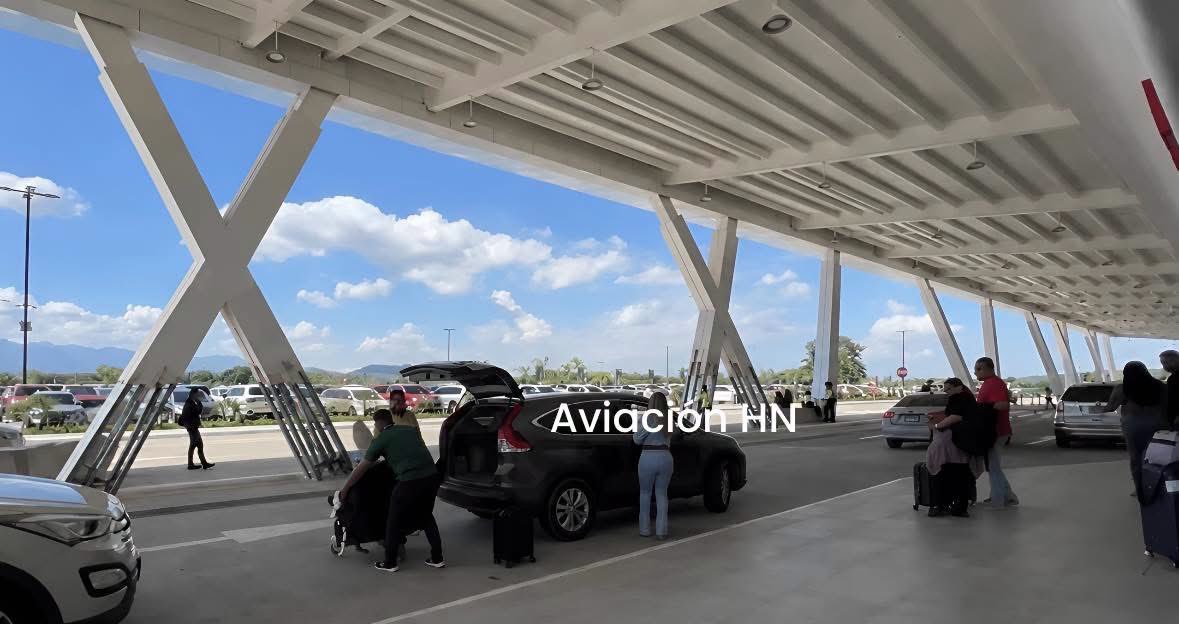 Jampe504's tweet photo. ✈️🚨Ni  el Villeda Morales se salvó , retiran X del Aeropuerto Internacional de San Pedro Sula . 

Comienzan a retirar las X del Aeropuerto Internacional Ramón Villeda Morales tal y como pasó en el aeropuerto internacional de Roatan y otros proyectos realizados por la administración anterior. 

El ex ministro de la SIT alega que este diseño es un refuerzo para darle una mayor resistencia y dureza al proyecto ejemplo: 

* Vientos fuertes.
* Movimientos sísmicos.
* Vibraciones producidas por el uso del edificio.
* Deformaciones laterales de la cubierta.

¿Crees que es necesario que las autoridades retiren estas estructuras de su diseño original? 

📸Imagen de Referencia 

#aviacionhn #aviones #aeropuerto #planespotting #Honduras #SAP #SanPedroSula #Gobierno #sit