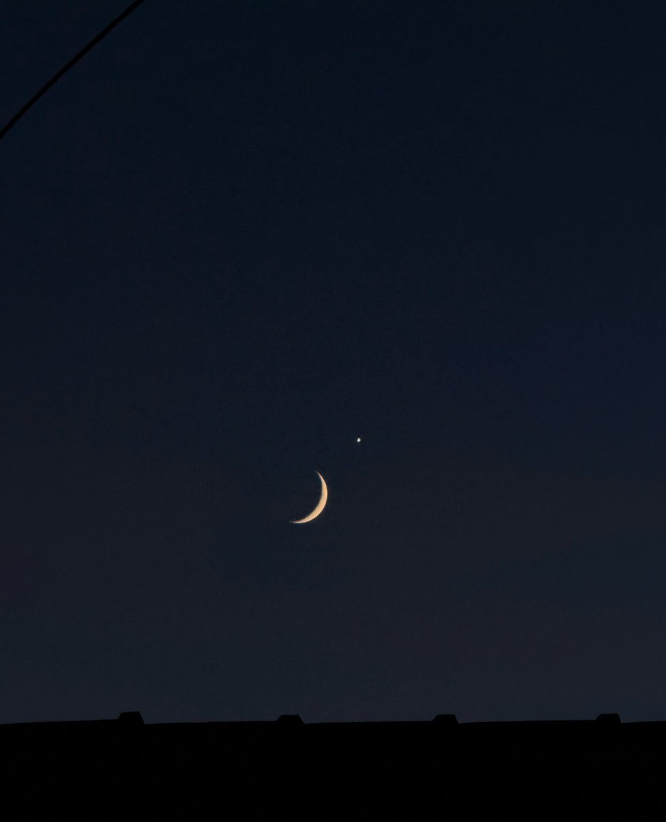 obviouslymaaria's tweet photo. planet venus and the moon tonight 🥺🌙 https://t.co/qgmNB8qPi1