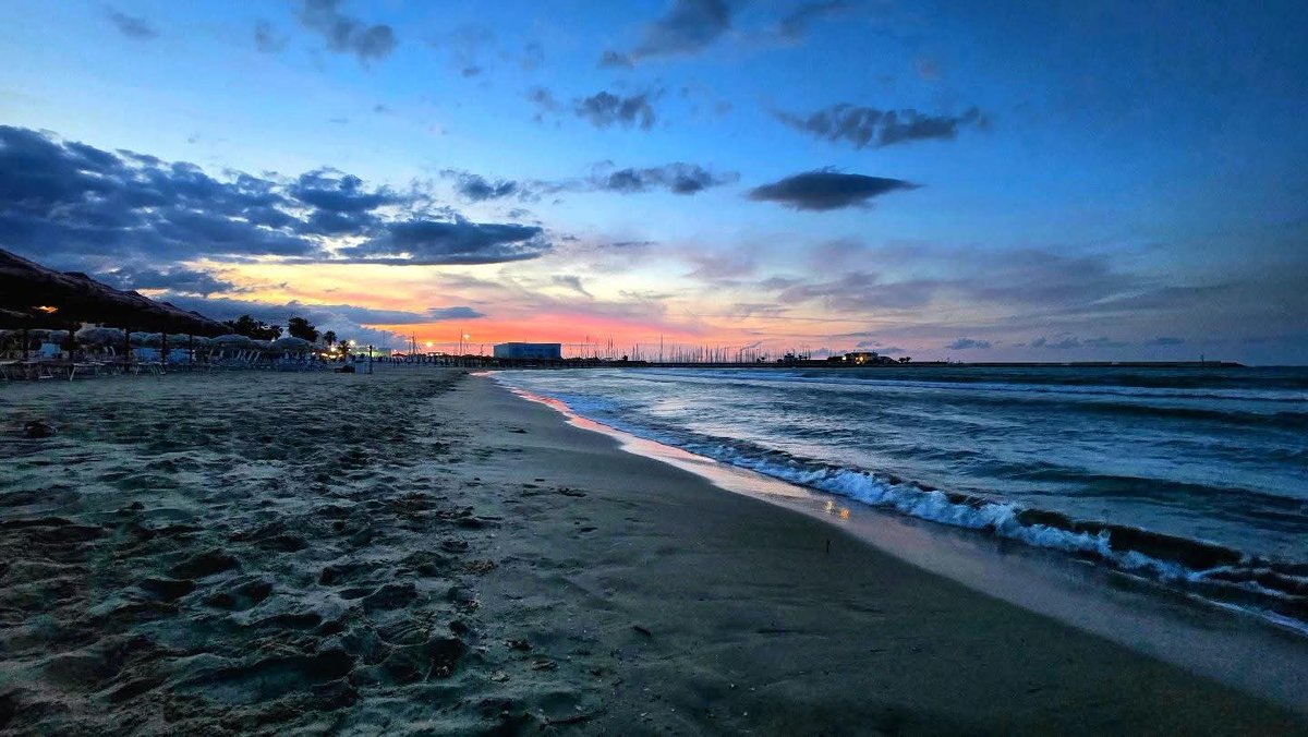 MFotoPL's tweet photo. 🌅 Pescara o zachodzie słońca ma w sobie coś wyjątkowego.

🇮🇹 Włoskie wybrzeże potrafi zatrzymać człowieka na chwilę - bez pośpiechu, bez planu, po prostu tu i teraz.
--------
#Pescara #Włochy #Italy #Italia #Abruzzo https://t.co/SNL4GvEDHi