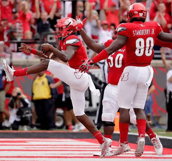 deshawnsimmons_'s tweet photo. ALL GLORY TO GOD! Blessed and thankful to receive my 34th offer from @LouisvilleFB 🙏🏽👨🏽‍🍳📈♨️🔥🐓Ⓜ️otion34! GODS timing is the BEST timing #OnAMisson😤#ItsLevels📊#QUALITYoverQuanity #3CLIPPER🎥 #PERFORMANCEoverPotential @deontesheff9 @DouglasKieren @CoachAMueller @Brohm_Brady https://t.co/HcFPzf331l
