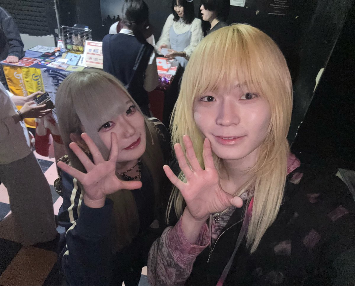 V0uTp's tweet photo. 学生天国ツアー名古屋で夕方と猫の亮太郎くんと写真撮ってもらった😻 https://t.co/EjqVsYQ7H6