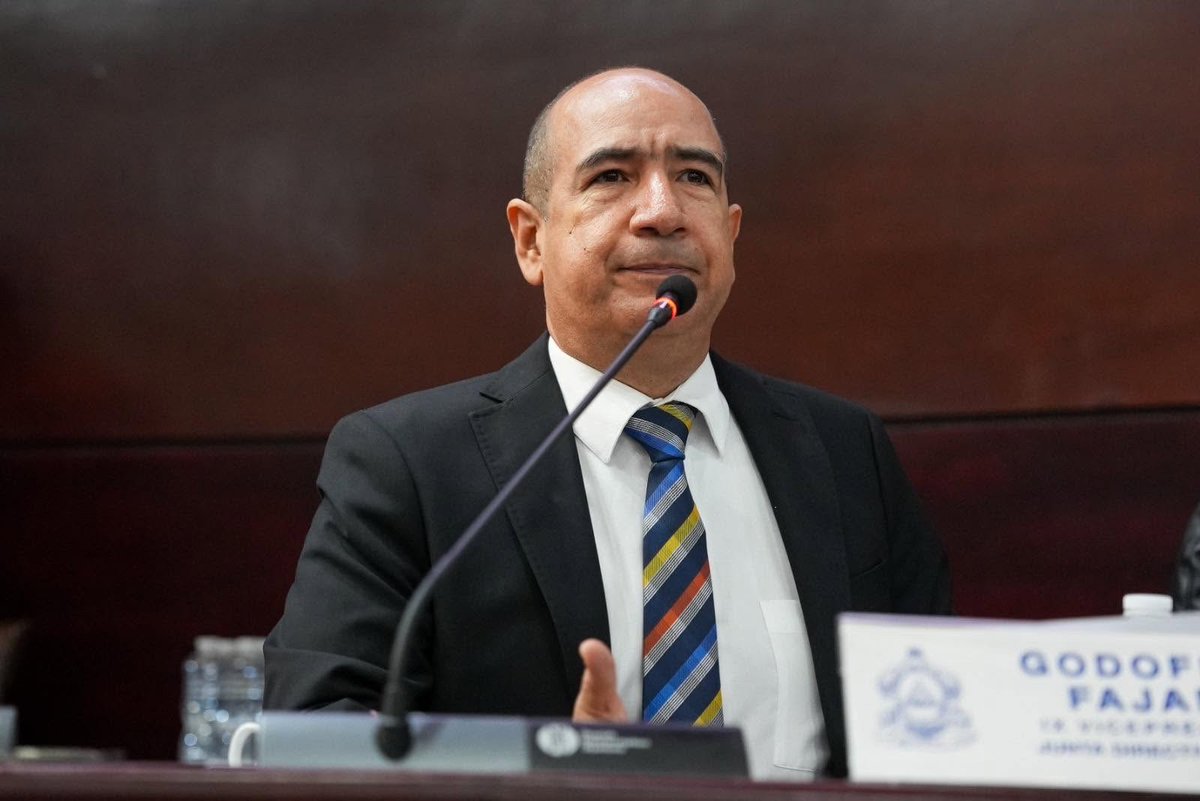 CesiaMejiaHN's tweet photo. ➪El diputado Godofredo Fajardo presentará en el Congreso Nacional una iniciativa legislativa para eliminar la figura de diputados suplentes porque "Poco o nada hacen en el Congreso Nacional" y el Estado podría ahorrarse millonarios de lempiras. El legislador asegura que el proyecto responde a un reclamo ciudadano de austeridad y afirmó que, a largo plazo, el país debería avanzar hacia una reducción gradual del número de congresistas para disminuir el gasto público.