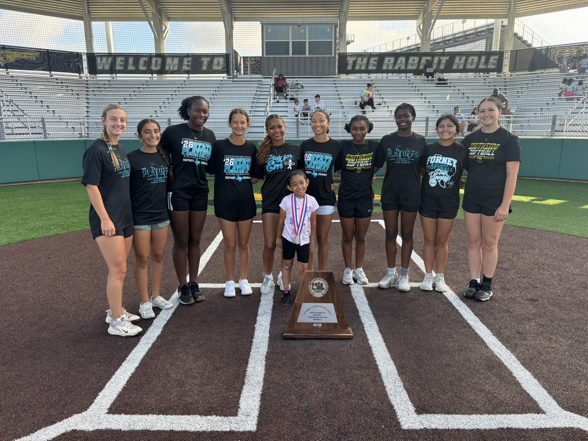 MyleeSalas2029's tweet photo. I had an amazing time helping with the Jackrabbit Softball Camp. I hope to see many new and familiar faces next!!🐰🥎 #Forneysoftball @Forneysoftball https://t.co/XXhRkfBKg0