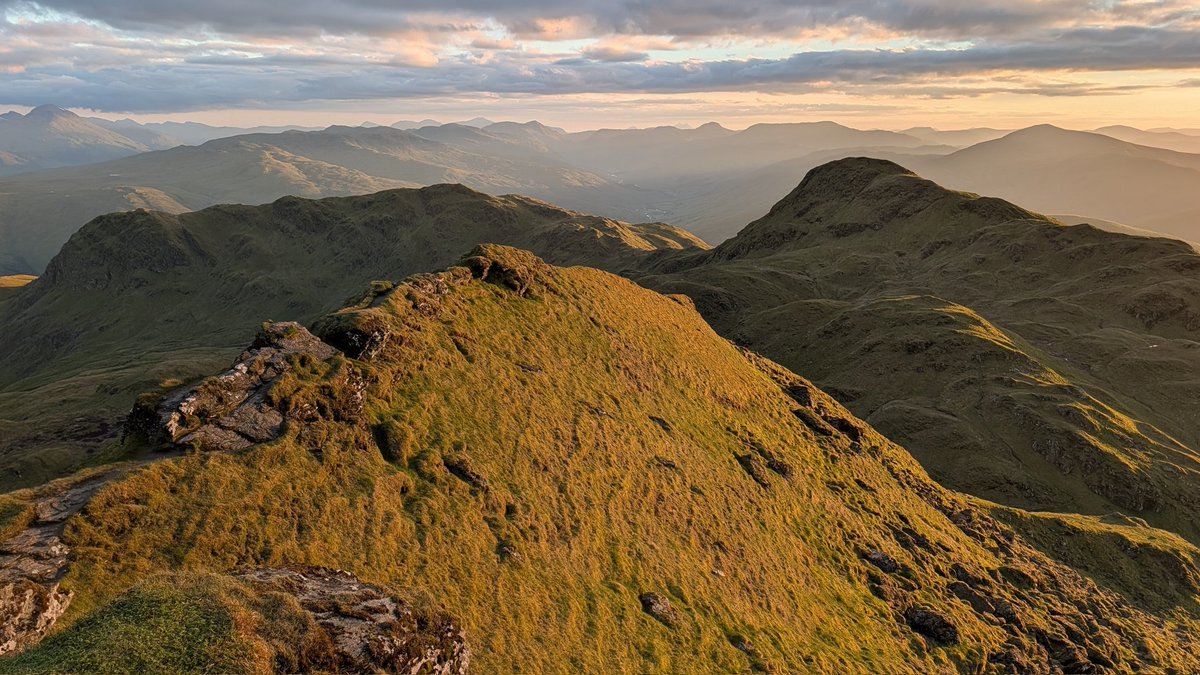 Scot_climber's tweet photo. Following the unsettled spell there was a World Cup weather window on Sunday into Monday. I grabbed chance for a wild camp and headed to Meall nan Tarmachan.  Camping just below summit at around 1020m.  Blue skies arrived after 6pm and I took a late evening wander to Meall Garbh. https://t.co/RyJ1Zm7vA1