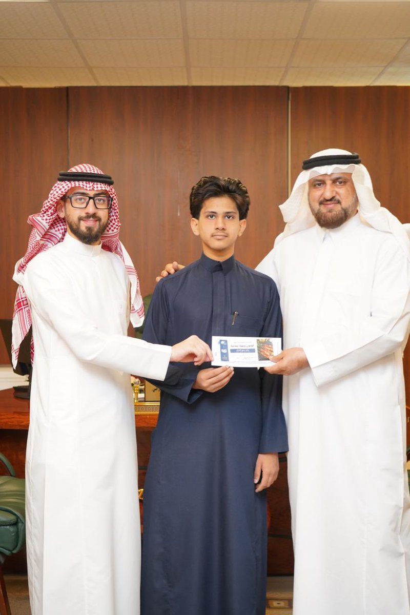 sho_marefa's tweet photo. تكريم الطالب رائد أحمد حسين بكوبون مجاني من مطعم تكوة بحي الشوقية، تقديرًا لتميزه وتمثيله الرائع في مقطع «مسيرة طالب خريج» ضمن فعاليات حفل التخرج 🌟
 #تعليم_مكة #مكة_المكرمة #مكة #مدارس #مدارس_شعاع_المعرفة_الأهلية #شعاع_المعرفة #تكريم https://t.co/vSf9kWCzGc