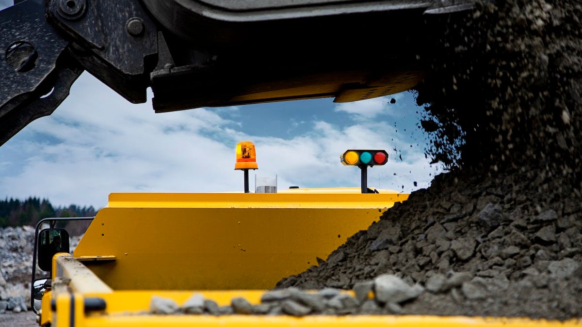 ConstructionEqt's tweet photo. 🚧 ADT maintenance starts where the punishment happens most: the tires and articulation joint. This article gathers advice from @JohnDeere, @VolvoCEGlobal, @DevelonNA and @CaterpillarInc on tire selection, haul road conditions, auto-lube systems, and more. https://t.co/rSjxypXNjV https://t.co/6zph5gky1w