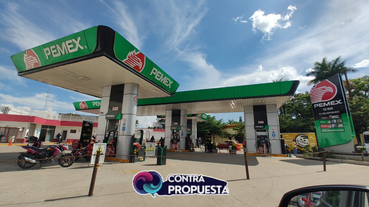 ContraProMx's tweet photo. ⛽🛢️ Nuevamente se presenta el desabasto de #gasolina en la ciudad de #Oaxaca; la gasolinera #Fonapas cerrada y la de la calzada Porfirio Díaz, se les ha agotado, en otras hay filas de vehículos en espera. 😱
Los maestros de la #CNTE en la estación de #Pemex de El #Tule amenazan con resguardo de 24 HRS a las instalaciones