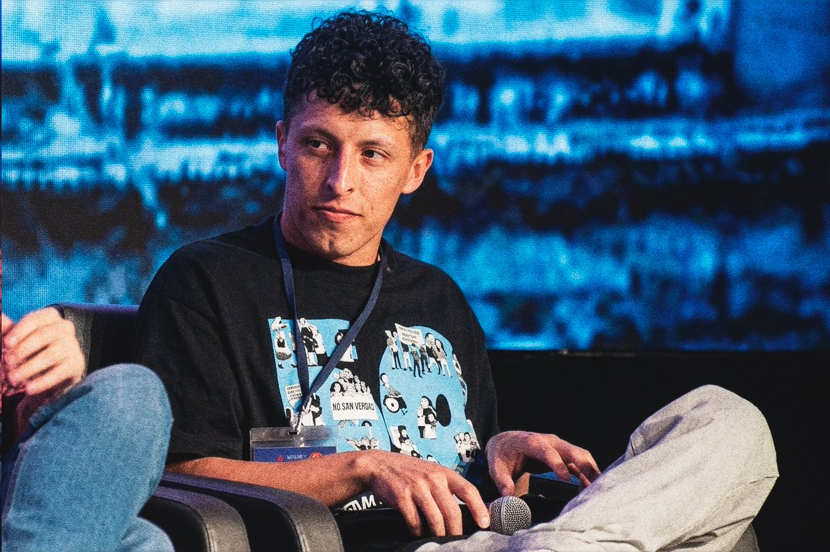 BrianPanizza_'s tweet photo. Estoy medio muerto en esta plataforma porque me aburrió el baneo permanente, pero dejo fotos representando a @Agitacion_ en el III Encuentro Internacional de Medios Alternativos, Comunitarios y Digitales realizado en Cartagena, Colombia, el 11 de junio. https://t.co/vtgRxwnTL6