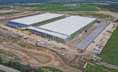 CSIConstruction's tweet photo. A 1-million‑sq‑ft construction equipment production plant in San Antonio is being built for automation, flexibility and long‑term growth.

https://t.co/Nro79kknoX https://t.co/MmdQIsa3Gk
