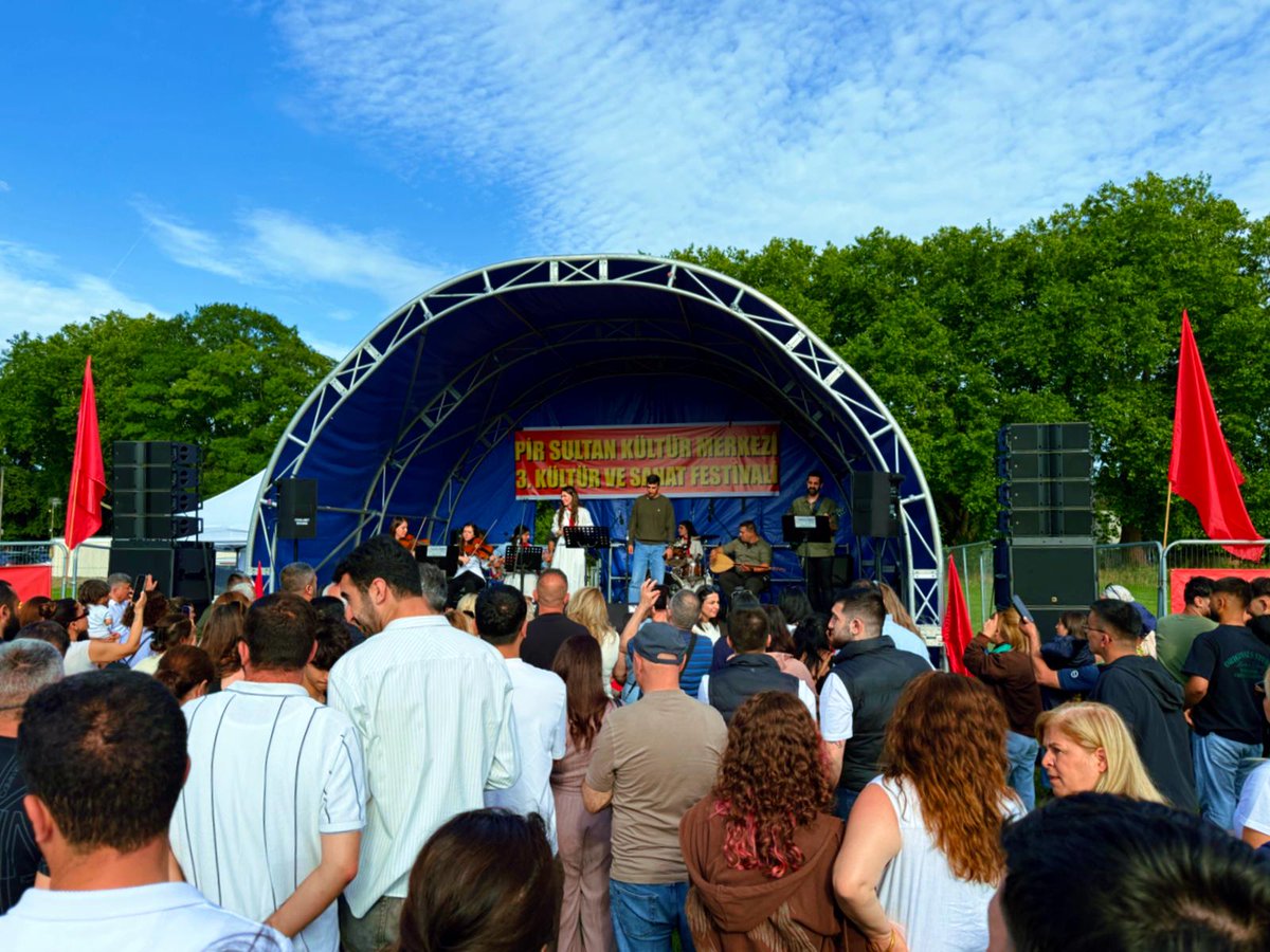 yorumyedek11's tweet photo. 🎶 Pir Sultan Kültür Merkezi’nin Londra’da düzenlediği 3. Kültür &amp; Sanat Festivalinde çeteleşmeye, yozlaştırmaya ve ülkemizdeki adaletsizliklere karşı tek ses tek yürek olduk, hep bir ağızdan şarkılarımızı söyledik. 
🚩#TürkülerSusmazHalaylarSürer https://t.co/zum3b0hHoA