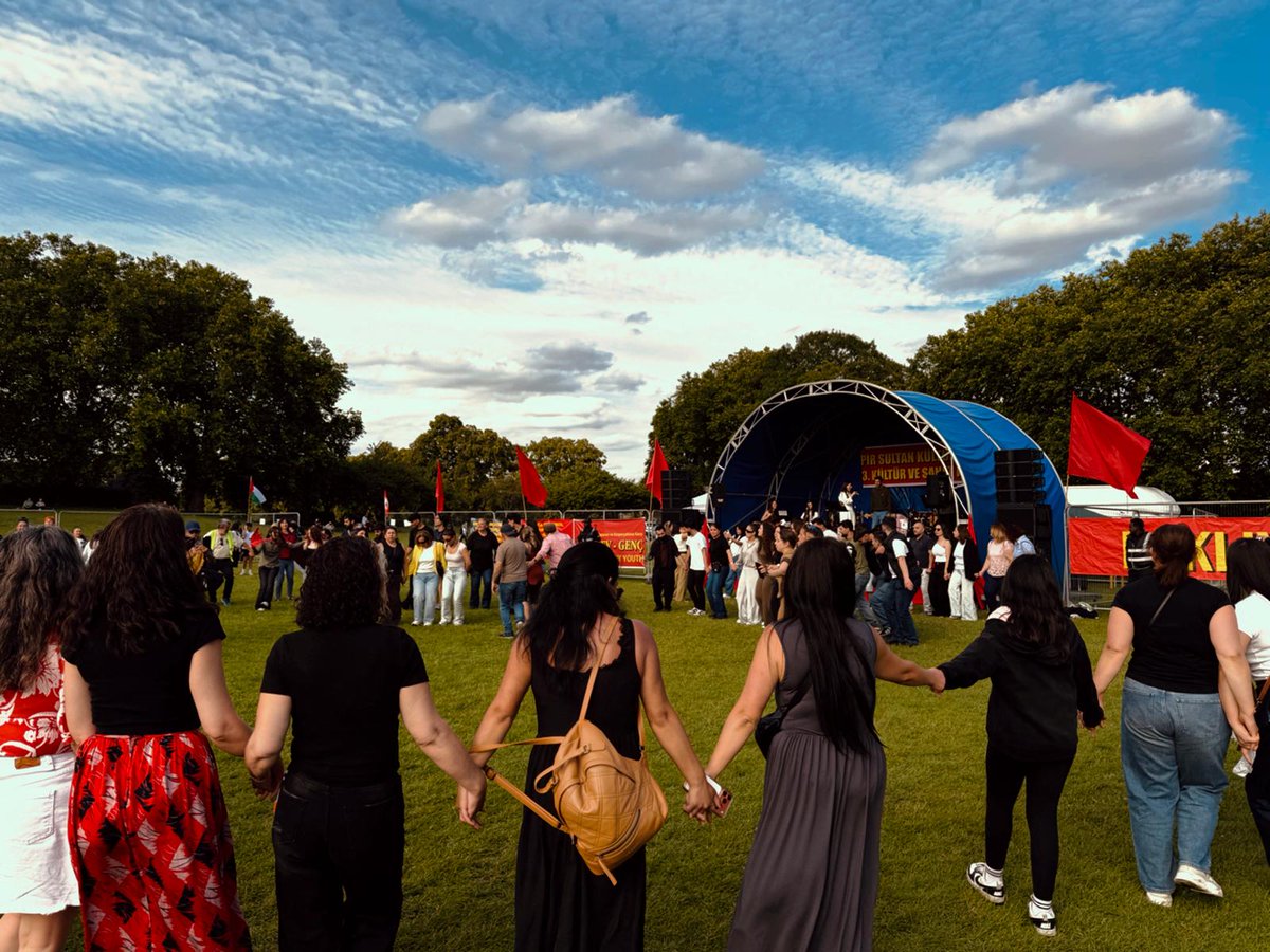 yorumyedek11's tweet photo. 🎶 Pir Sultan Kültür Merkezi’nin Londra’da düzenlediği 3. Kültür &amp; Sanat Festivalinde çeteleşmeye, yozlaştırmaya ve ülkemizdeki adaletsizliklere karşı tek ses tek yürek olduk, hep bir ağızdan şarkılarımızı söyledik. 
🚩#TürkülerSusmazHalaylarSürer https://t.co/zum3b0hHoA