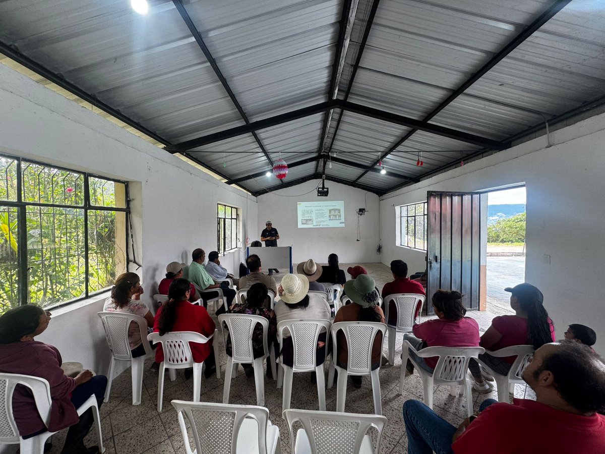 Agricultura_CZ6's tweet photo. #Azuay | En coordinación con Agrocalidad, capacitamos a productores ganaderos de la comunidad Topalí, cantón Santa Isabel, en Buenas Prácticas  de ordeño e higiene  para la producción de leche, fortaleciendo la calidad, inocuidad y sostenibilidad de la actividad ganadera. 🐄🥛🌱 https://t.co/953YXh0Kmw