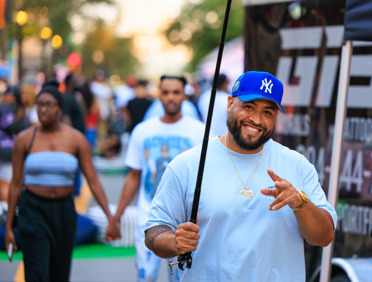 DTJax's tweet photo. We're only TWO weeks away from July's First Wednesday Art Walk! 🎨⭐

Join us on 7/1 from 5–9 p.m. as we kick off Fourth of July celebrations in #DTJax 🎇

Shop with vendors and explore art, music, food trucks and activations across James Weldon Johnson Park, Laura Street and the 100 Block, plus free admission at MOCA Jacksonville and the new "Red, White and Blue" exhibition at the Main Jacksonville Public Library 🖼️

Learn More: https://t.co/Ng8XprBugi

📸: Cre8Jax