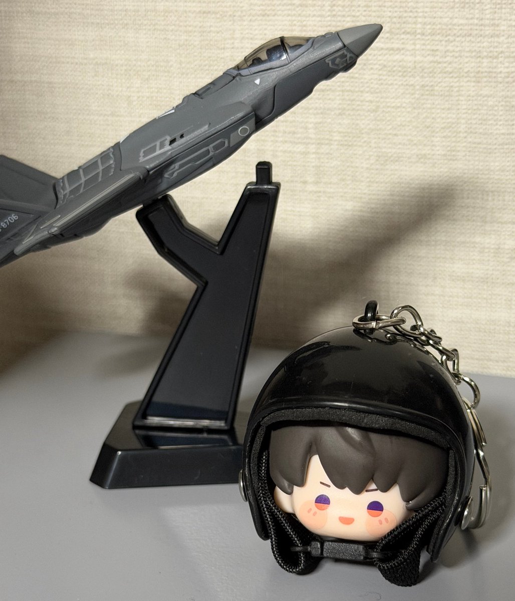 kanikuxihuan's tweet photo. ダイソーで買ったヘルメットキーホルダーが叠叠乐マスコットにシンデレラフィットしててやばい。可愛さがやばい。そこそこシェイクしても落ちないからキーホルダーとして生きていけそう。あと可愛さがやばい。模型と並べばもう誕生日思念じゃん。 https://t.co/823MoPir2B