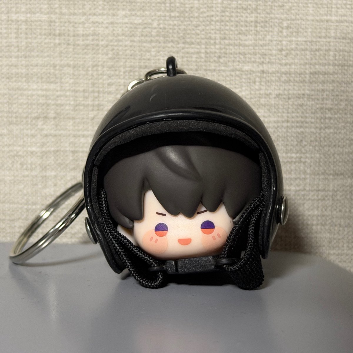 kanikuxihuan's tweet photo. ダイソーで買ったヘルメットキーホルダーが叠叠乐マスコットにシンデレラフィットしててやばい。可愛さがやばい。そこそこシェイクしても落ちないからキーホルダーとして生きていけそう。あと可愛さがやばい。模型と並べばもう誕生日思念じゃん。 https://t.co/823MoPir2B