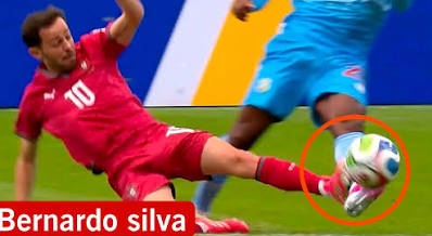 dtx7634's tweet photo. Salen a hablar de Messi, pero de Portugal no hablan. Y la realidad es que le tienen miedo a la Selección Argentina , Salen con una bandera de su selección, pero cuando pierden se ponen la de Portugal o la de Francia, y al final terminan usando todas las banderas del mundial. 🤣 https://t.co/vHyJ0ZFn7p