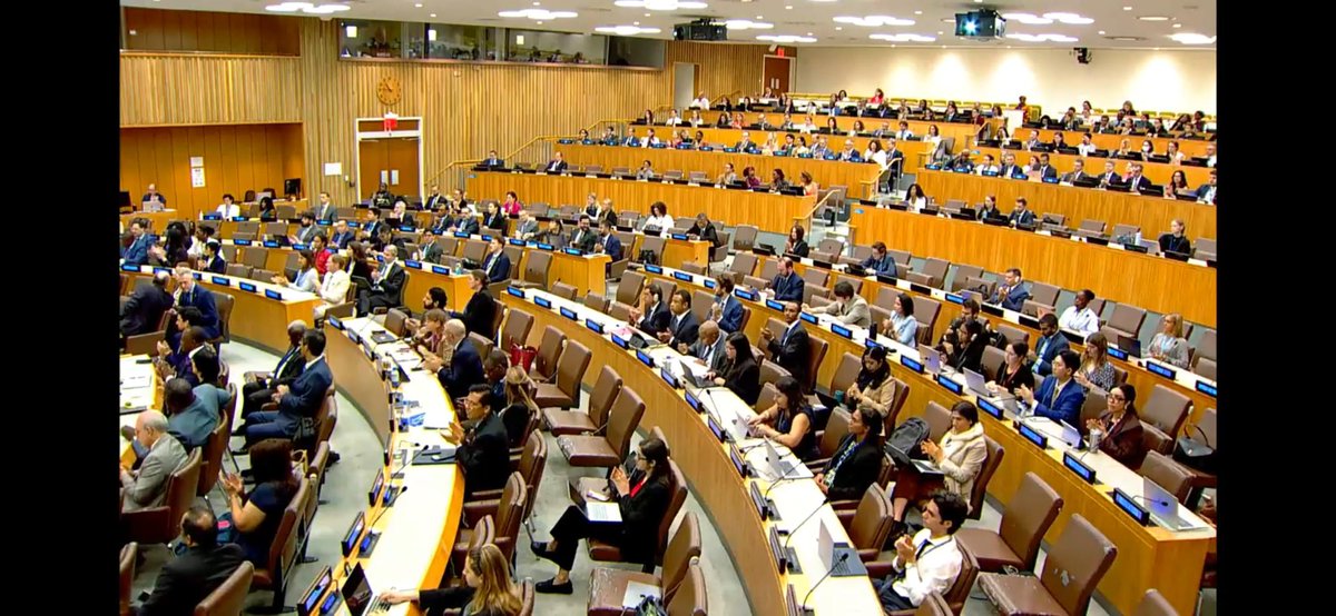 RDenONU's tweet photo. La República Dominicana participó en la Sesión Anual de la Junta Ejecutiva del PNUD/UNFPA/UNOPS, donde resaltó el informe del Administrador del PNUD correspondiente a 2025, que evidencia resultados concretos en contextos de alta complejidad. El Embajador Wellington Bencosme destacó tres resultados concretos que vinculan el trabajo del PNUD con la agenda nacional: el proyecto "Distritos de Frío", el apoyo a la actualización de la Contribución Nacionalmente Determinada (NDC 3.0) y la Estrategia del Sistema de Naciones Unidas para la Acción Climática en el país.

Aprovechó para anunciar que República Dominicana fue sede del lanzamiento del Informe sobre Democracia y Desarrollo 2026, reafirmando el compromiso regional con el fortalecimiento democrático.

Finalmente, respaldó el llamado del Administrador del PNUD sobre la necesidad de recursos regulares predecibles, advirtiendo que la reducción del 24% compromete la capacidad de respuesta rápida y la función integradora del PNUD.
