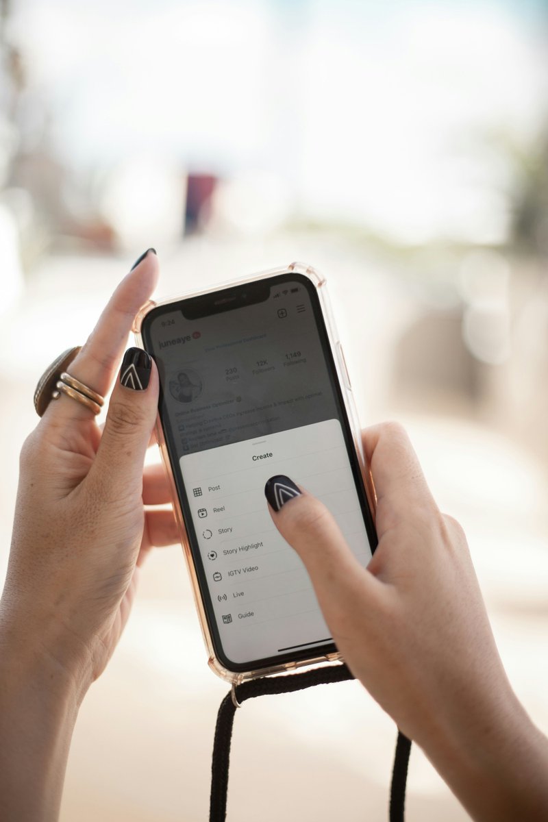 SunnySocial's tweet photo. Exciting news for marketers: Instagram is rolling out a new ad format. Post-view ads allow advertisers to place video ads immediately after eligible organic reels conclude. 

Read more here: https://t.co/eNOJJFC2ZQ https://t.co/NaTGeXbOhf