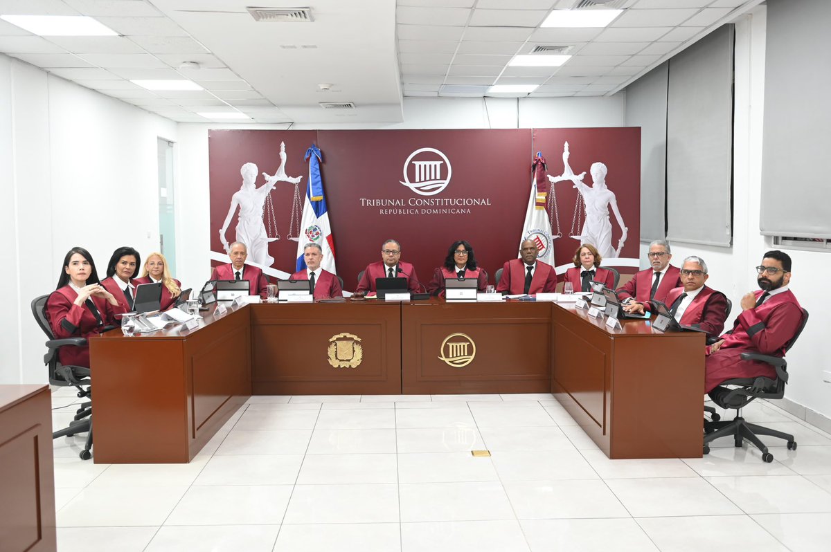 TribunalConstRD's tweet photo. El Tribunal Constitucional marcó un hito en la justicia constitucional dominicana al conocer 21 acciones directas de inconstitucionalidad en una sola audiencia pública, la mayor cantidad de expedientes ventilados en una jornada desde la creación de esta alta corte.

 #TCRD https://t.co/U20aCMfH4R