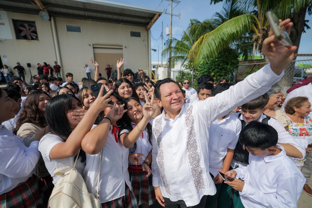 huachodiazmena's tweet photo. Hoy pusimos en marcha la distribución de más de 2.7 millones de libros de texto gratuitos que llegarán a más de 408 mil estudiantes en los 106 municipios de Yucatán. 📚

Trabajamos para que cada niña, niño y joven cuente con las herramientas necesarias para su formación, al tiempo que brindamos un apoyo directo a la economía de las familias yucatecas.