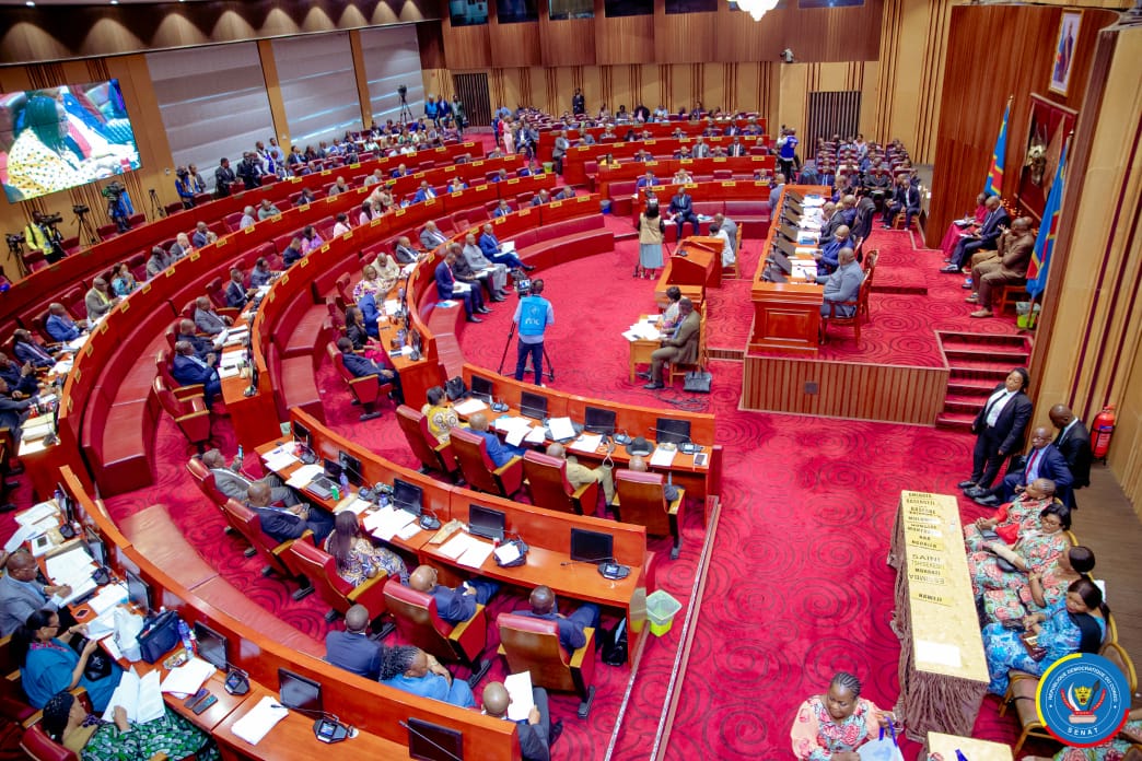 senatrdc's tweet photo. Rideaux sur la session parlementaire de mars. A emprunter au jargon académique, les trois mois de travaux sont sanctionnés par la mention Très grande Distinction au Sénat. Tenez. Dix-sept projets et propositions de loi ont été votés pendant les trois mois, bilan révelé lundi 15 juin par le speaker du Sénat, Jean-Michel Sama Lukonde, dans son speech de clôture de ladite session. 
Parmi les textes majeurs examinés et votés à la chambre haute du Parlement, au cours de la session clôturée lundi dernier, figure la Proposition de Loi fixant les conditions d'organisation du référendum en RDC.
 _"Le vote de cette loi par notre chambre marque une avancée significative  pour notre démocratie. Cette loi permet au peuple congolais d'exercer effectivement la souveraineté nationale dont il est investi par l'article 5 de  notre Constitution",_ souligne le premier des sénateurs congolais.
Dans le volet Contrôle parlementaire, le verre a été également plein. Cinq Questions avec débat, une Question d'actualité, sept Questions écrites ont été initiées au cours de la session de mars. A cela s'ajoutent plusieurs autres initiatives de Contrôle parlementaire, dûment enregistrées et qui poursuivent la procédure, conformément aux prescrits du "breviaire" de la Chambre. _"Elles seront alignées oppourtunément. Sans doute à la prochaine session ordinaire de juin",_ rassure l'honorable président du Sénat.
Par ailleurs, les Commissions permanentes ont joué pleinement leur rôle, tant dans l'examen préalable des projets et propositions de Lois  que dans le Contrôle parlementaire. Ce, à travers les Auditions des membres du Gouvernement et des mandataires publics. Preuve que les Commissions permanentes du Sénat ont contribué au renforcement de la redevabilité dans la perspective d'améliorer la gouvernance politique pour l'intérêt supérieur du pays. 
Tout bien considéré,
 Le Sénat a exercé sans complaisance, ses prérogatives constitutionnelles tout au long de la session ordinaire de mars.
