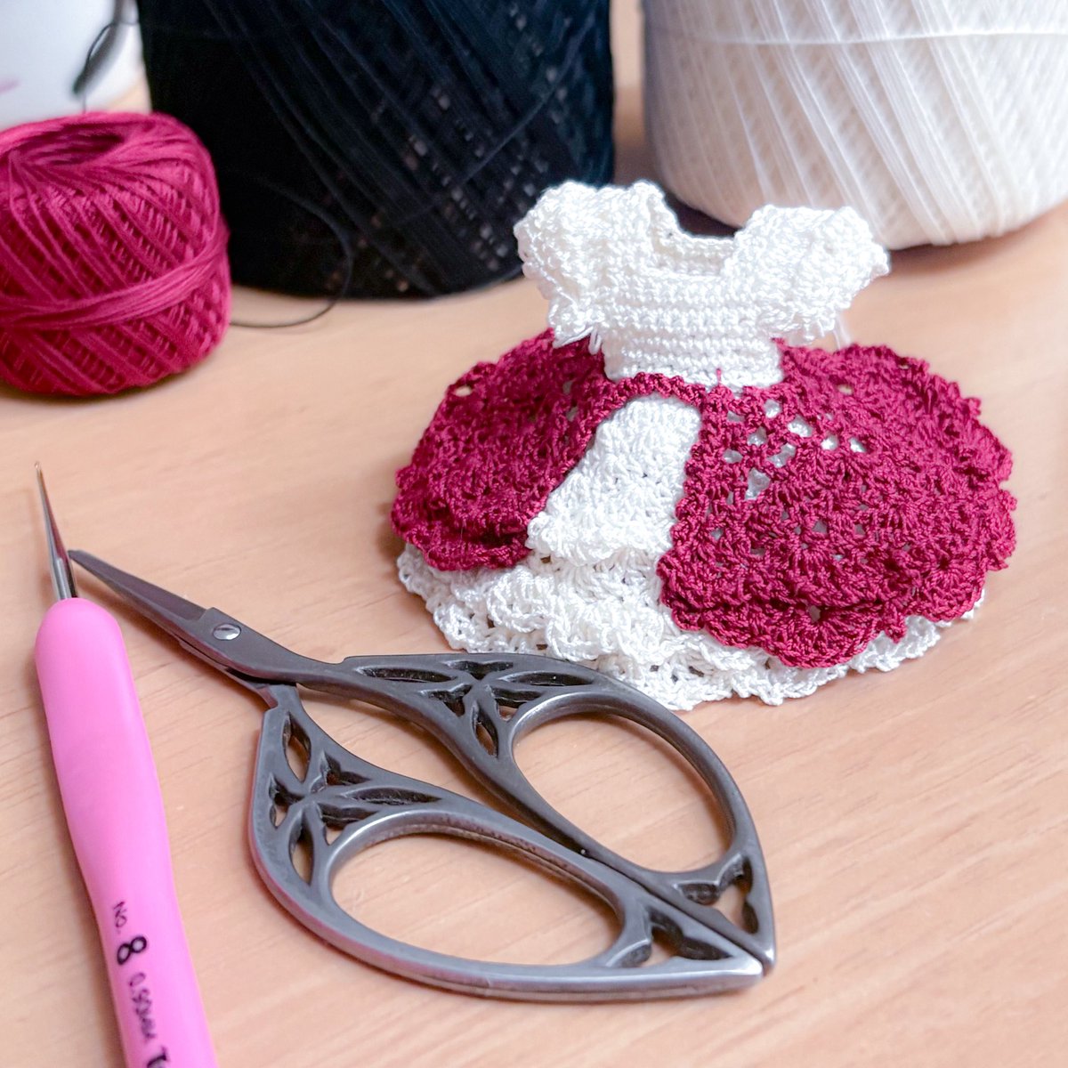 amiguruya's tweet photo. おはようございます！昨日はここまで編んでました。イベント準備とかその次のイベントの申込とか急に思いついたことをメモしたりとかしてたら全然編めてなかった😱でも少しずつでも形になってくると可愛い💕 https://t.co/gR1y7IKVzG