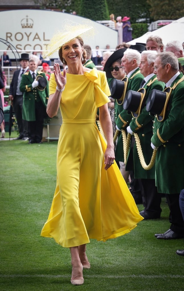 Canellelabelle's tweet photo. The majestic Aura in those pictures🔥👌🏽
The future King and Queen knew they looked good and were feeling it too🤗
#PrinceandPrincessofWales https://t.co/fMhuSpyxnD