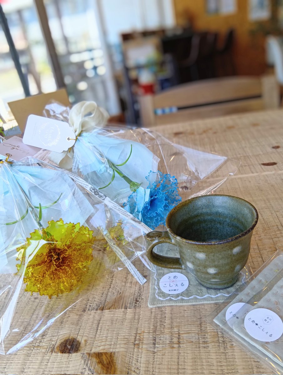 motohamaya's tweet photo. 6月21日（日）は「父の日」。
#深澤窯 さんのコーヒーカップ、
選ぶのも楽しいです。

2枚目、#アメリカンフラワー 
黄金色のカーネーションと、
空色のカーネーション。

#とめこしぇる さん
の、草木染めと刺し子のコースター。
カップに合いますね。
#登米市
#地域活性化 https://t.co/LWMwEU1TOt