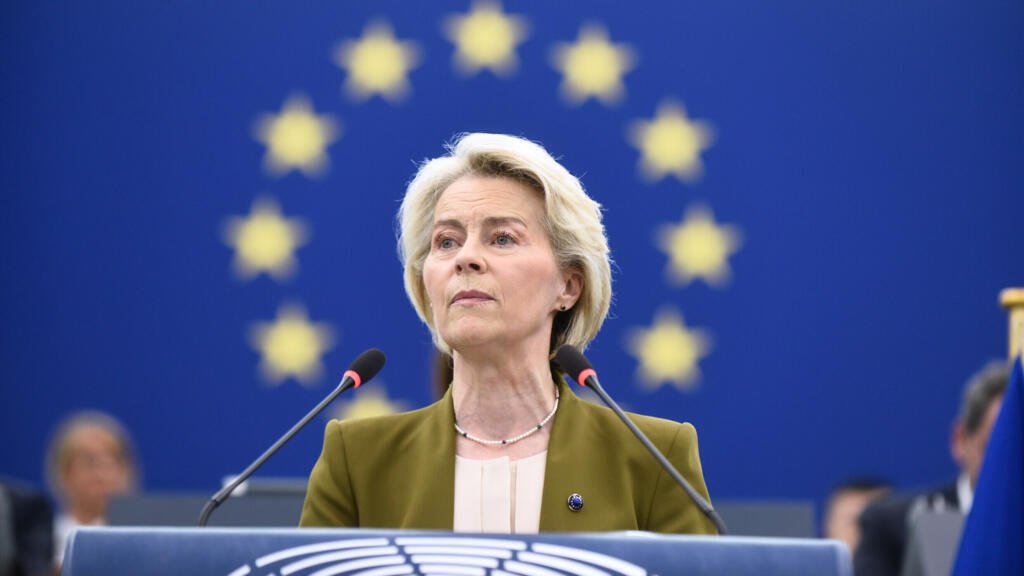 elorwelliano's tweet photo. UE VA POR LOS VPN
🚨🇪🇺 Bruselas busca restringir VPN para imponer verificación de edad obligatoria y eliminar el anonimato en internet.

El político polaco Paweł Usiądek alertó que la Unión Europea planea limitar o prohibir el uso de VPN bajo el pretexto de proteger a los menores mediante la verificación de edad obligatoria en internet, ya que estas herramientas permiten eludir los bloqueos al crear túneles cifrados entre el dispositivo del usuario y un servidor remoto. 

Según Usiądek, VPN no es un “truco de hackers” sino la base técnica del internet moderno, igual que el HTTPS de los bancos o las conexiones seguras de las empresas, y su prohibición efectiva destruiría el comercio electrónico, la banca online y el trabajo remoto.

Además, cualquier persona puede configurar su propio VPN en minutos alquilando un servidor barato, por lo que un bloqueo total resultaría técnicamente inviable y solo serviría para imponer mayor control y acabar con el anonimato en la red. 

La denuncia se produce en el contexto del despliegue de sistemas europeos de verificación de edad con una aplicación en marcha y el billetero digital completo previsto para finales de 2026, donde funcionarios como la vicepresidenta Henna Virkkunen han señalado la necesidad de cerrar “lagunas” como las VPN que permiten sortear las restricciones.