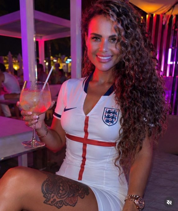 Chantelle Connelly - 2 pic. Miss England 🏴󠁧󠁢󠁥󠁮󠁧󠁿 https://t.co/dLdRsPcb0X