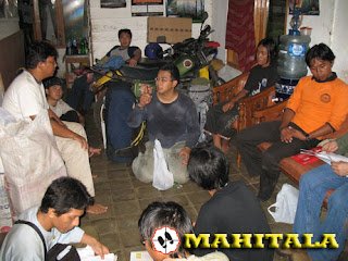 ParanormalArchv's tweet photo. ---THREAD HORROR---

Vinsensius Suryadinata — 
PENDAKI YANG DI TELAN ARGOPURO DAN TIDAK PERNAH KEMBALI😱👹⛰️

Ini bukan fiksi. Ini kisah nyata yang terdokumentasi. Vinsensius Suryadinata, mahasiswa Universitas Katolik Parahyangan, hilang di Gunung Argopuro pada Januari 2006 dan tidak pernah ditemukan hingga hari ini.