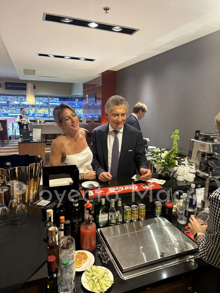 abrilcba_'s tweet photo. Macri enamorado en el mundial. Y sin tobillera. https://t.co/IPq06JT50q