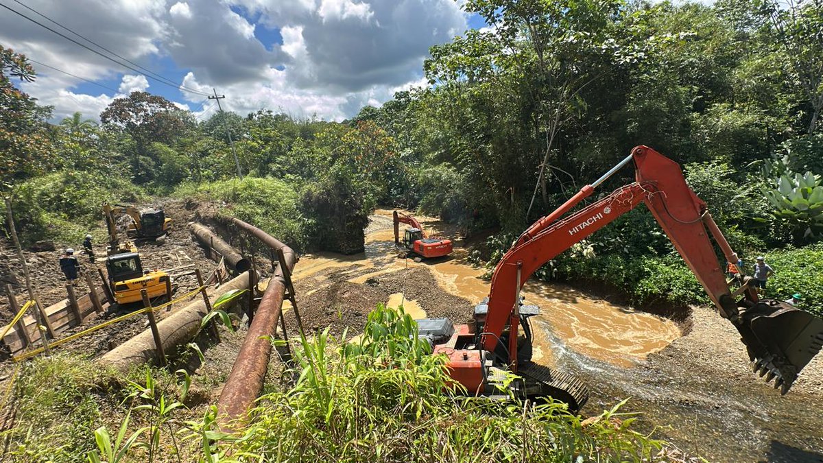 RadNalCo's tweet photo. #Regiones | Avanzan los trabajos para restablecer el servicio de agua en Buenaventura.

Las labores para atender el desprendimiento de la tubería de 39 pulgadas continúan de manera ininterrumpida en la zona afectada. El Gobierno Nacional, Departamental y Distrital se ha articulado, con el apoyo de maquinaria especializada y personal técnico, para avanzar en la reparación y restablecer el servicio de agua potable lo antes posible, a más tardar el próximo sábado.

Mientras se supera la contingencia, las autoridades mantienen las intervenciones en el sitio y reiteran el llamado a la comprensión de la comunidad.

📸 Fotos: Sociedad de Acueducto y Alcantarillado Distrital.