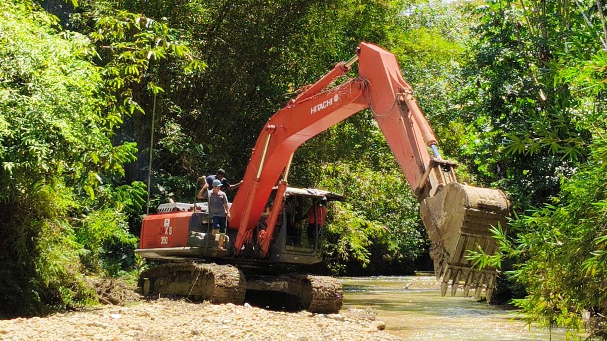 RadNalCo's tweet photo. #Regiones | Avanzan los trabajos para restablecer el servicio de agua en Buenaventura.

Las labores para atender el desprendimiento de la tubería de 39 pulgadas continúan de manera ininterrumpida en la zona afectada. El Gobierno Nacional, Departamental y Distrital se ha articulado, con el apoyo de maquinaria especializada y personal técnico, para avanzar en la reparación y restablecer el servicio de agua potable lo antes posible, a más tardar el próximo sábado.

Mientras se supera la contingencia, las autoridades mantienen las intervenciones en el sitio y reiteran el llamado a la comprensión de la comunidad.

📸 Fotos: Sociedad de Acueducto y Alcantarillado Distrital.